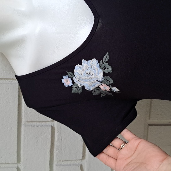 Alya Black W/ Floral Flowy Short Sleeve Dress. Size Medium - Picture 5 of 8